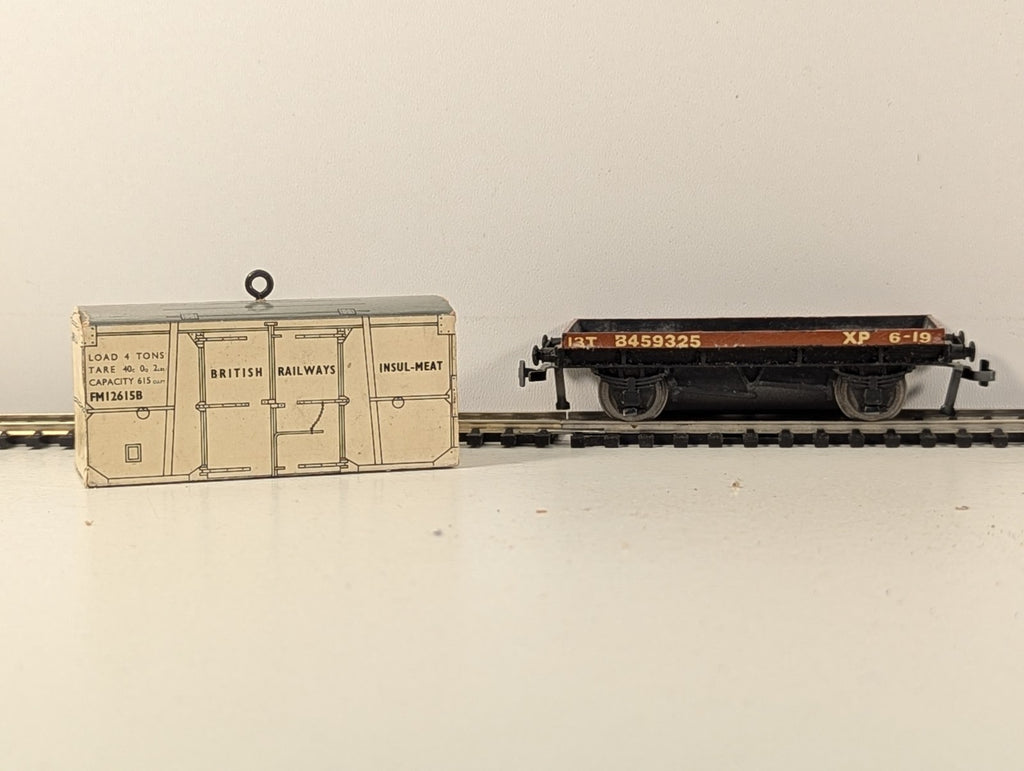 HornbyDublo 32088 OOGauge Low-SidedWagon with BR Insulated MeatContainer - Boxed