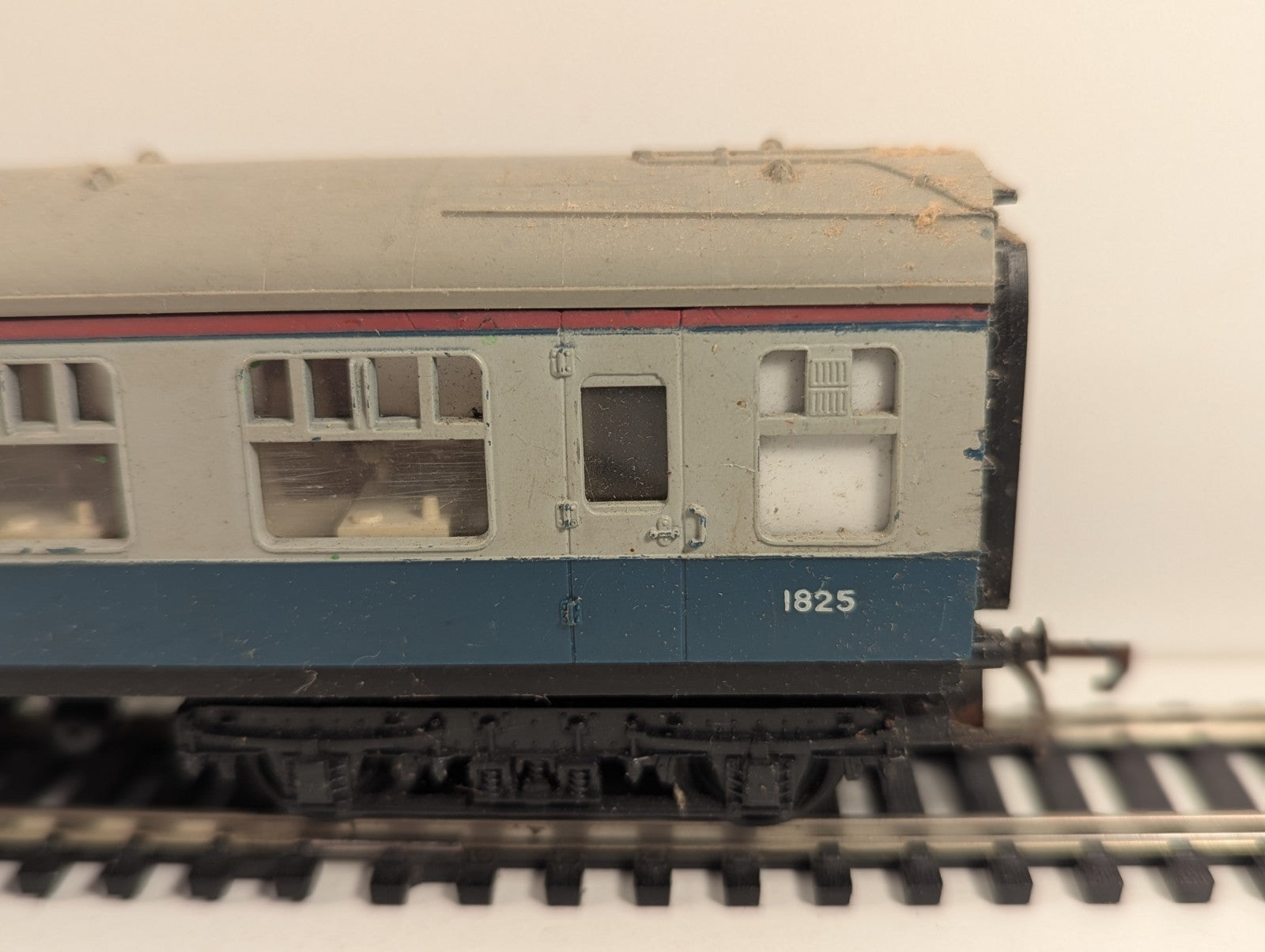 Hornby R729 OO Gauge BR Mk1 Buffet Coach No.1825 – Blue & Grey – Needs a Clean