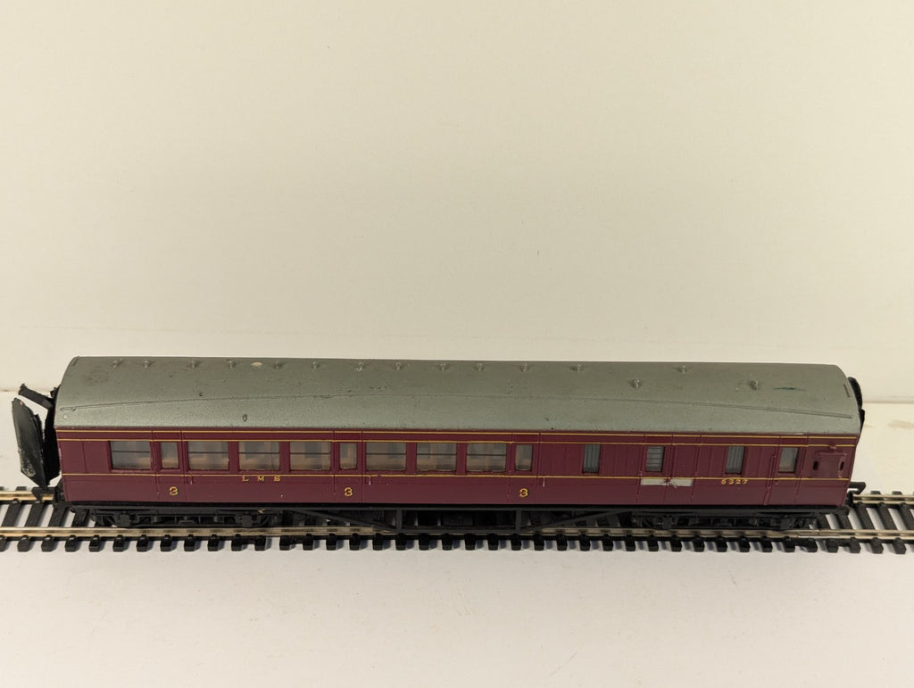 Mainline 37-110 OO Gauge LMS 57ft 3rd Class Brake Corridor Coach Crimson