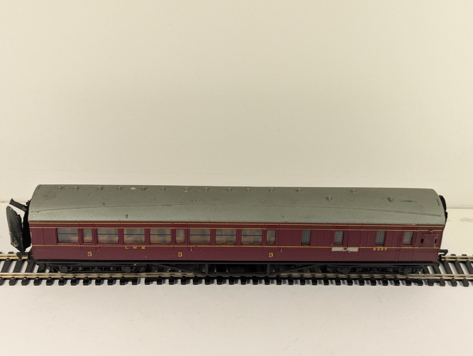 Mainline 37-110 OO Gauge LMS 57ft 3rd Class Brake Corridor Coach Crimson