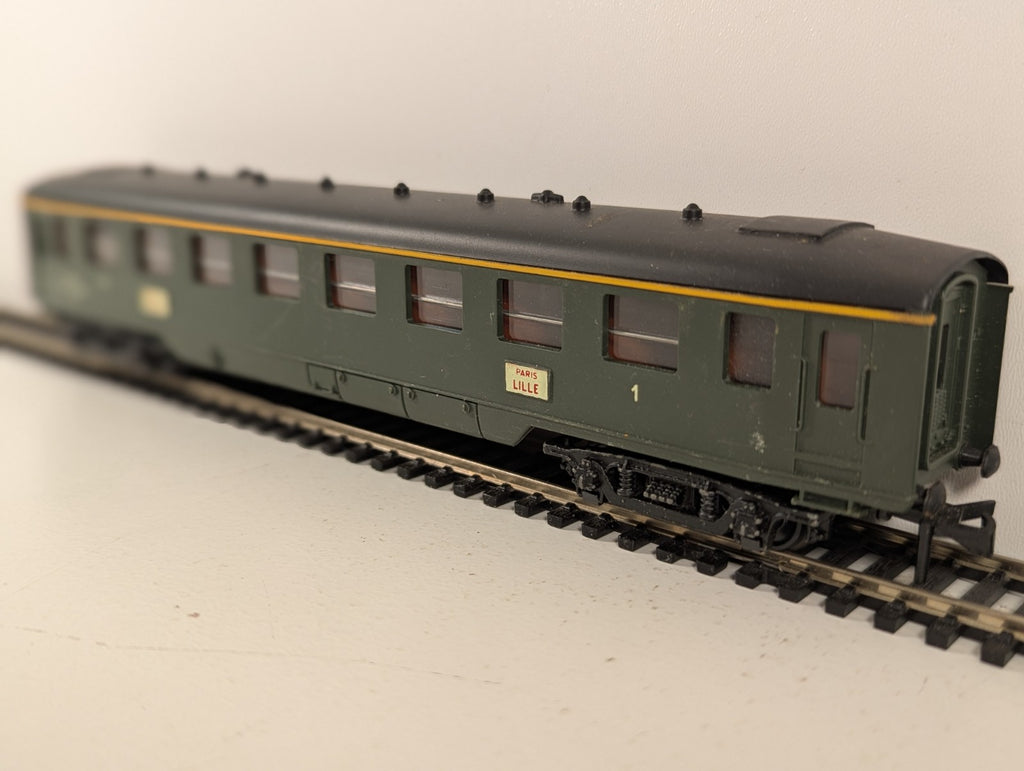 Hornby Acho HO gauge 734 Paris–Lille Green 1st Class Coach