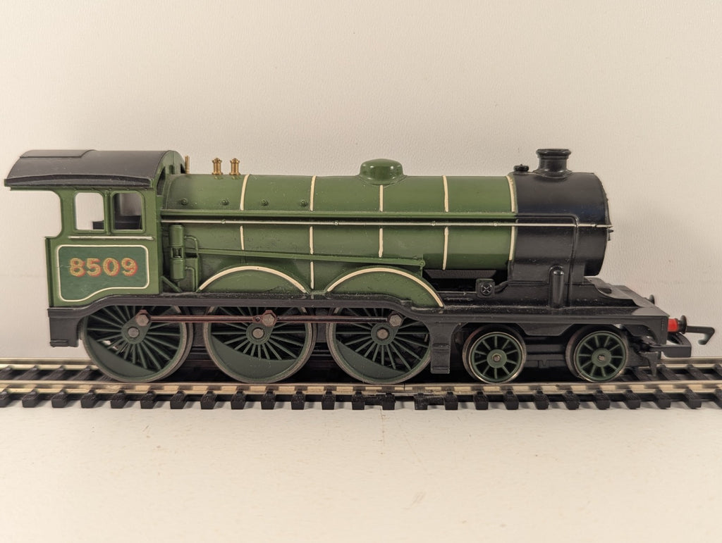 Hornby OOGauge LNERB12 4-6-0 SteamLocomotive in LNERLined Green - Missing Tender