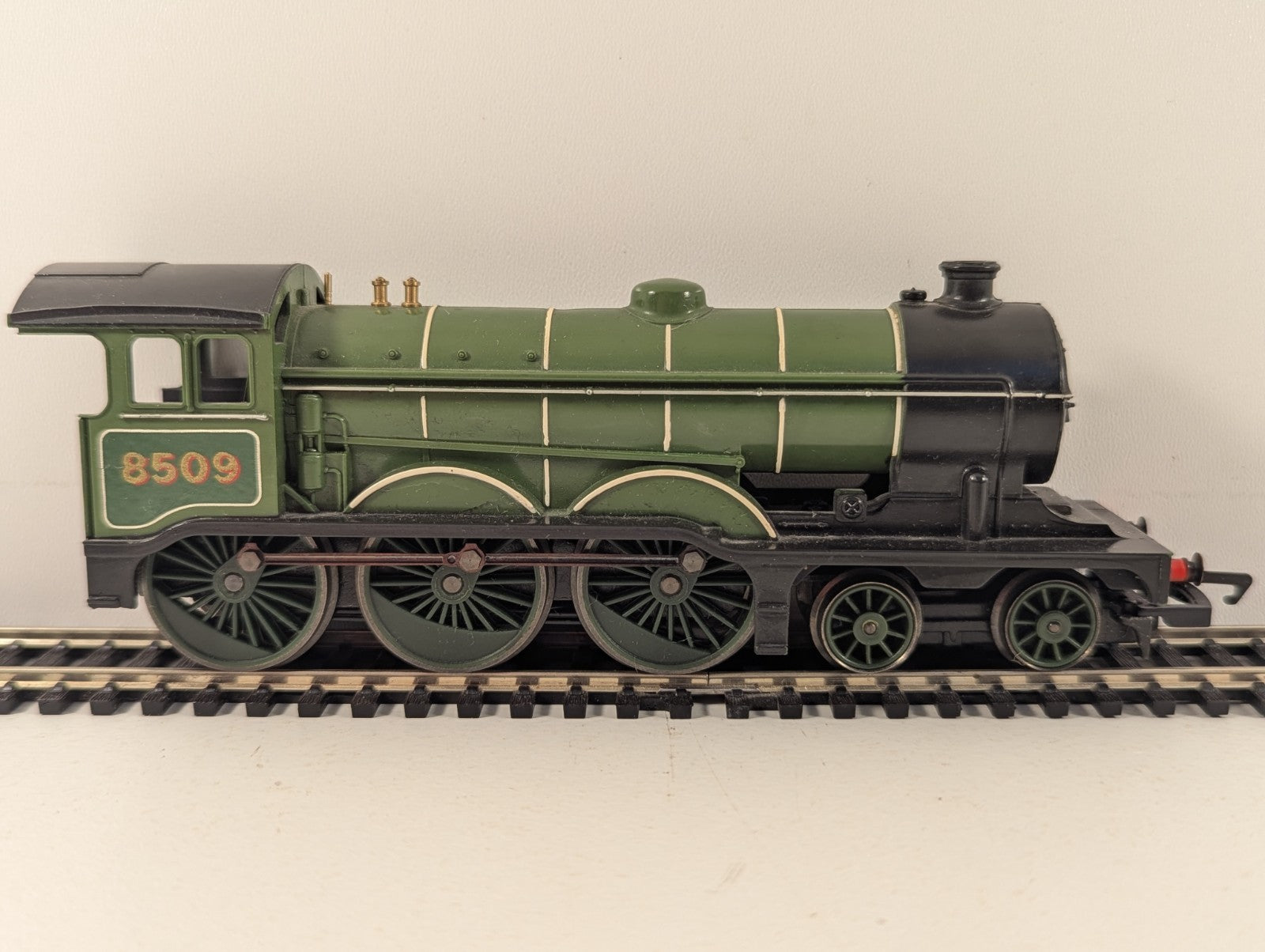 Hornby OOGauge LNERB12 4-6-0 SteamLocomotive in LNERLined Green - Missing Tender