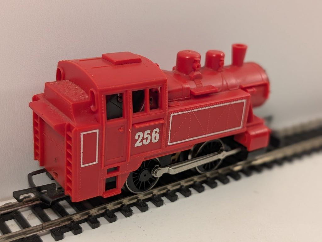Hornby R256 OO Gauge “International” 0-4-0T Tank Locomotive in Red