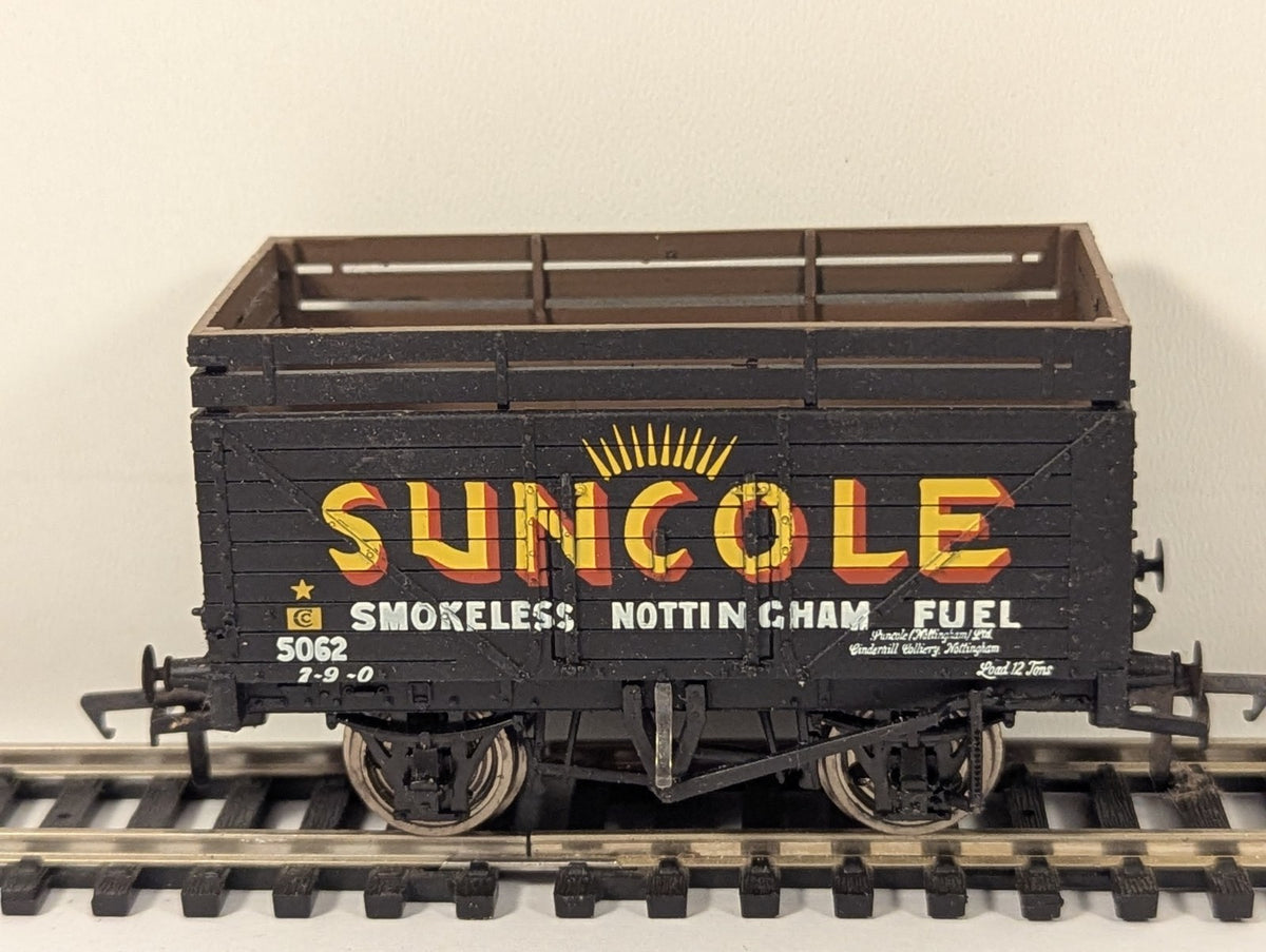 Bachmann Branchline OO Gauge Suncole 7 Plank Wagon with Coke Rails
