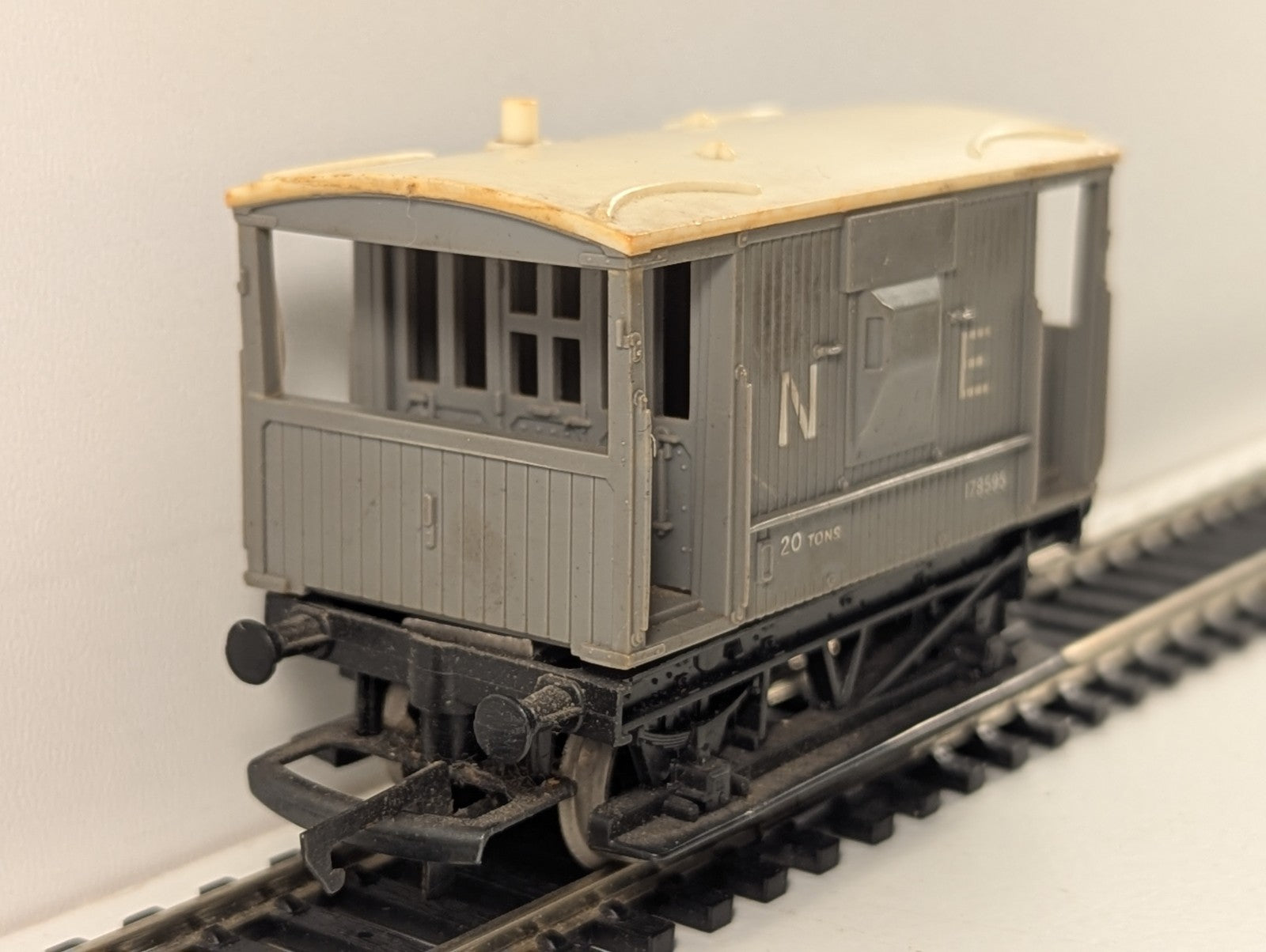 Hornby Railways R215 OO Gauge North Eastern Brake Van - Boxed