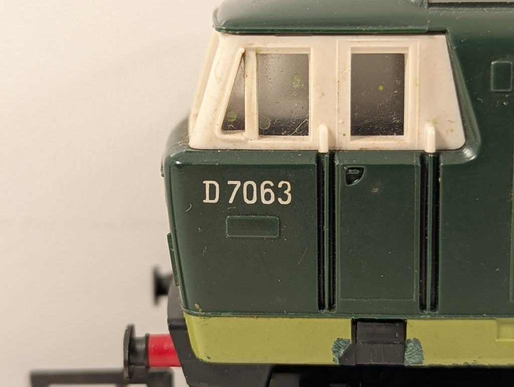 Tri-ang Hornby OO Gauge Class 35 Hymek Locomotive D7063 BR Green R758