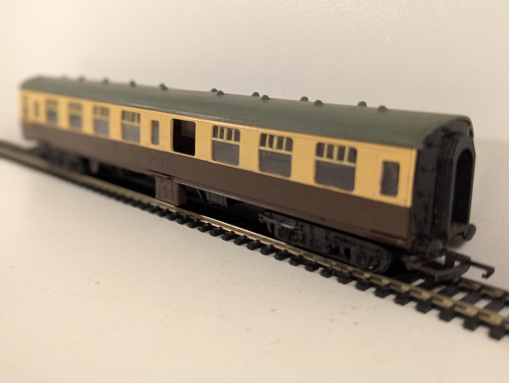 Kitmaster OO Gauge BR Mk1 Corridor Coach Chocolate & Cream