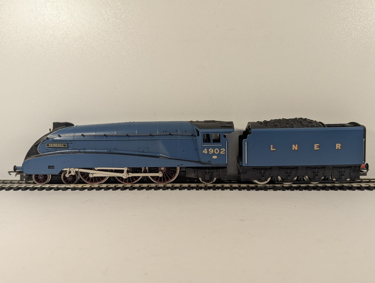 Hornby OO Gauge Class A4 'Seagull' Steam Locomotive 4902 LNER Garter Blue R372