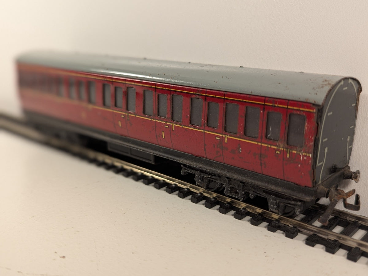 Hornby Dublo OO Gauge Tinplate Suburban Coach 1st Class Compartments