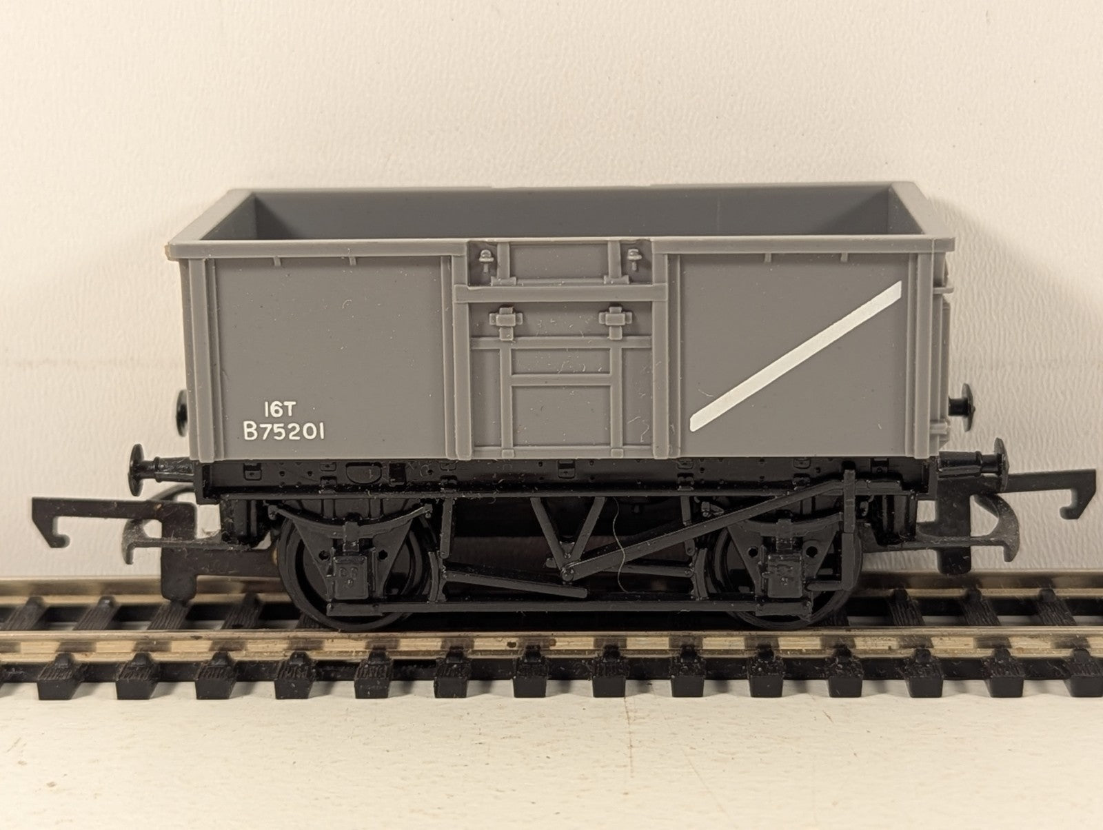 Hornby OO Gauge 16 Ton Mineral Wagon Goods Wagon B75201 BR Grey