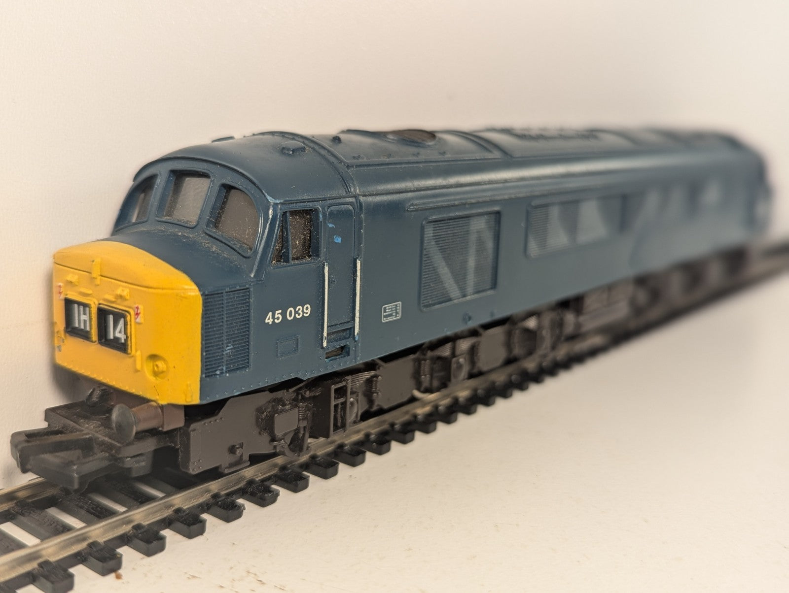 Mainline OO Gauge Class 45 'The Manchester Regiment' Diesel Loco