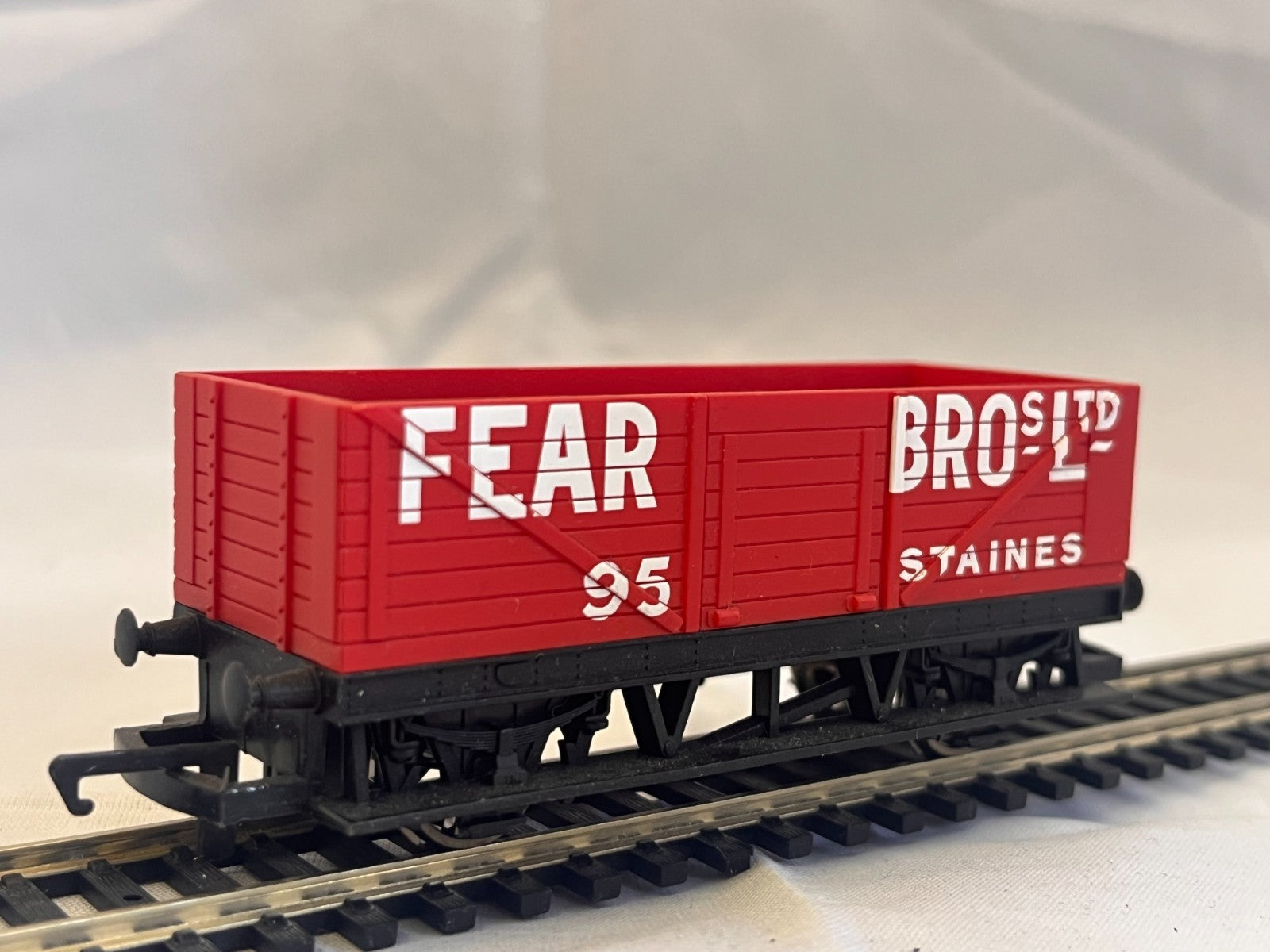 Hornby R1111 OO Gauge Fear Bros Staines LWB 7 Plank Wagon