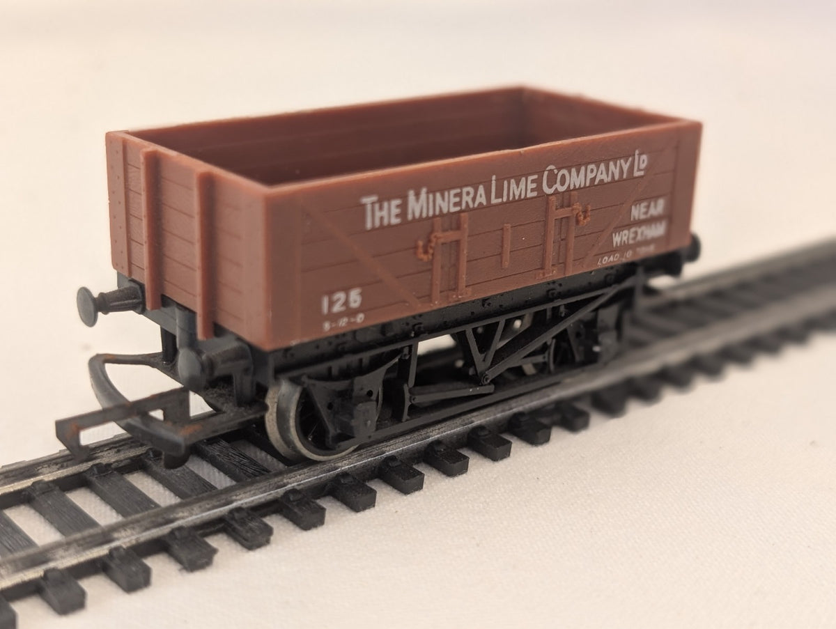 Hornby R211 OO Gauge 10 Ton Mineral Lime Wagon