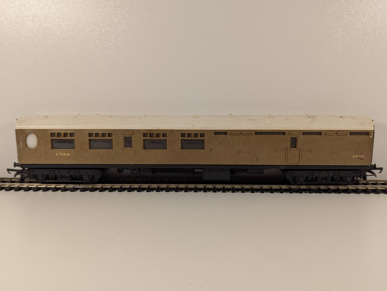 Hornby R938 OO Gauge LNER Thompson Brake 3rd Coach No. 1870 – Teak