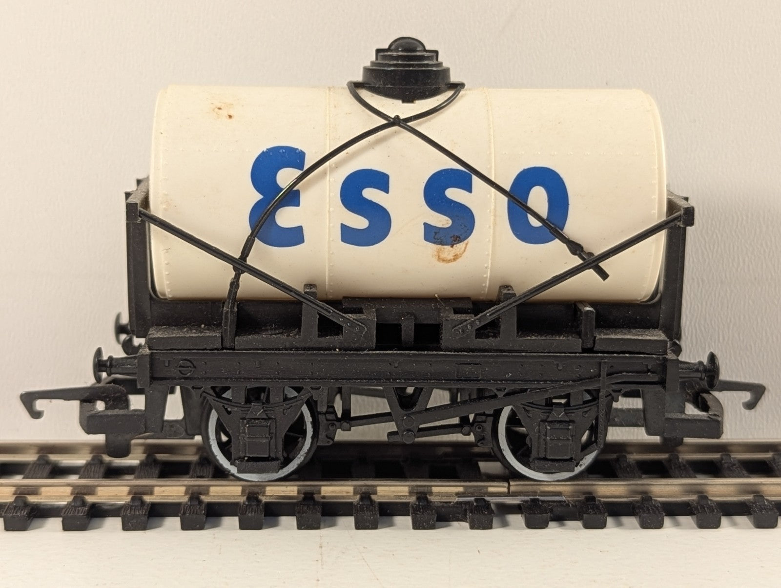 Hornby R96 OO Gauge White Esso Tanker