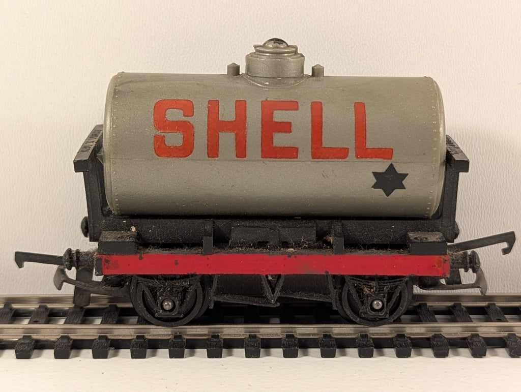 Tri-ang R12 Shell / BP Tank Wagon – OO Gauge