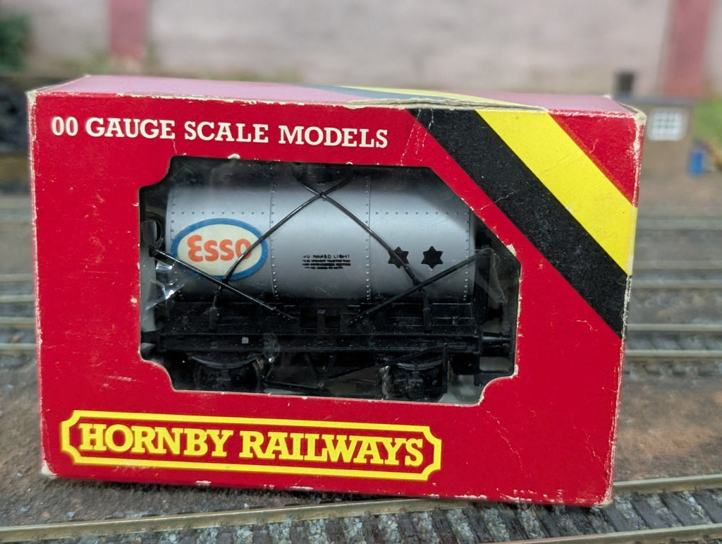 Hornby R713 Esso Tank Wagon OO Gauge
