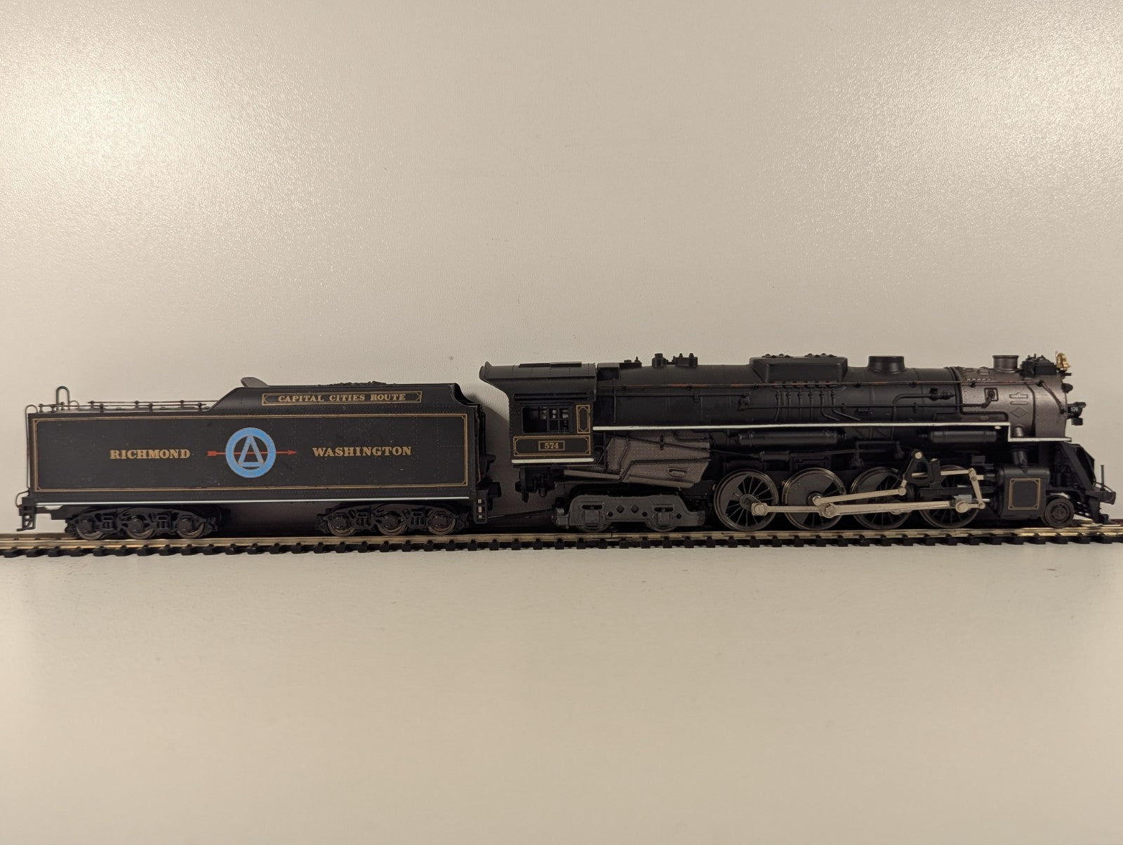 Rivarossi HO Gauge 2-8-4 Berkshire Steam Locomotive 574