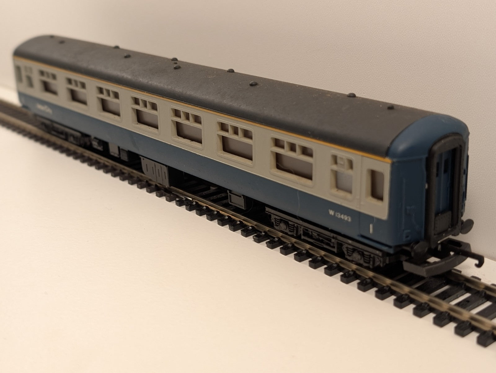 Lima OO Gauge BR Mk2B First Corridor (FK) Coach – W13493