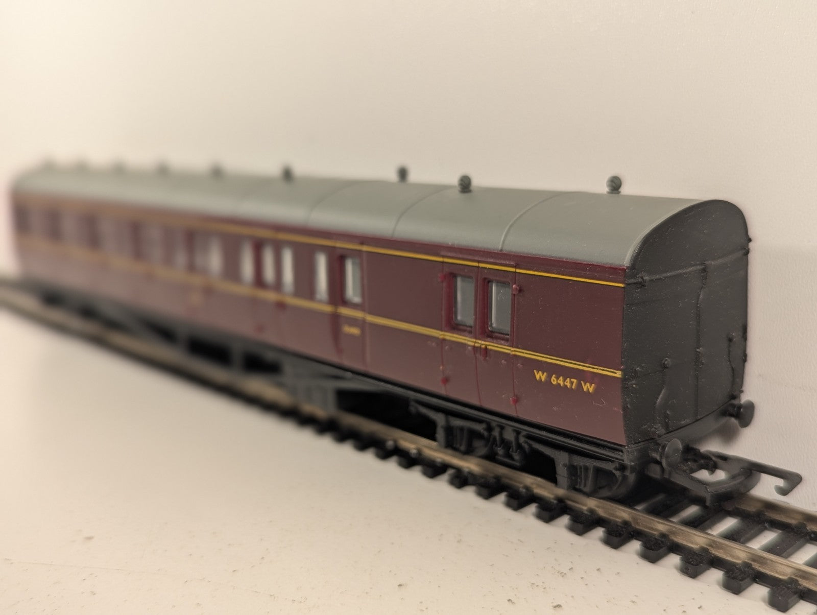 Mainline OO Gauge BR Maroon Collett Brake Composite Coach W6447W