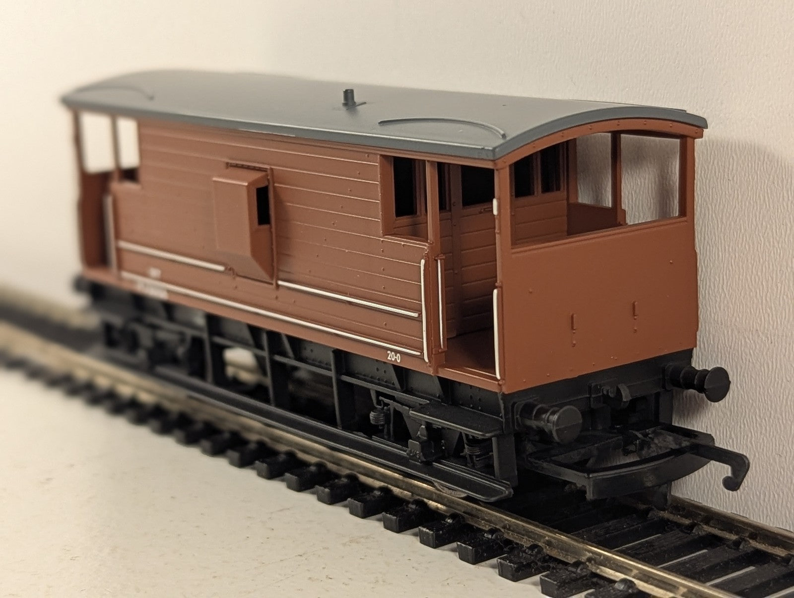 Hornby OO Gauge BR (ex LMS) 20 Ton Brake Van M730106 BR Bauxite R6145A