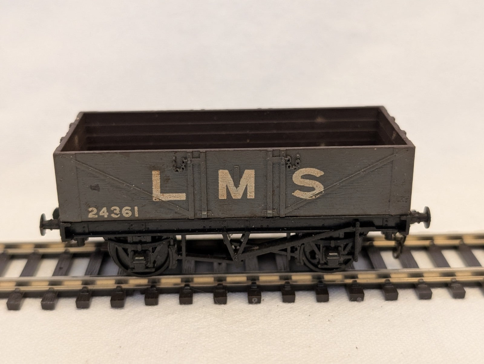 Mainline OO Gauge LMS 5 Plank Wagon Goods Wagon 24361 LMS Grey