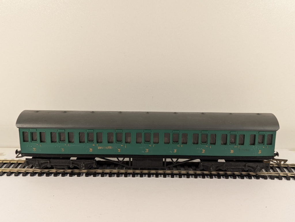 Graham Farish OO Gauge Southern Railway Green Third Class Coach Boxed