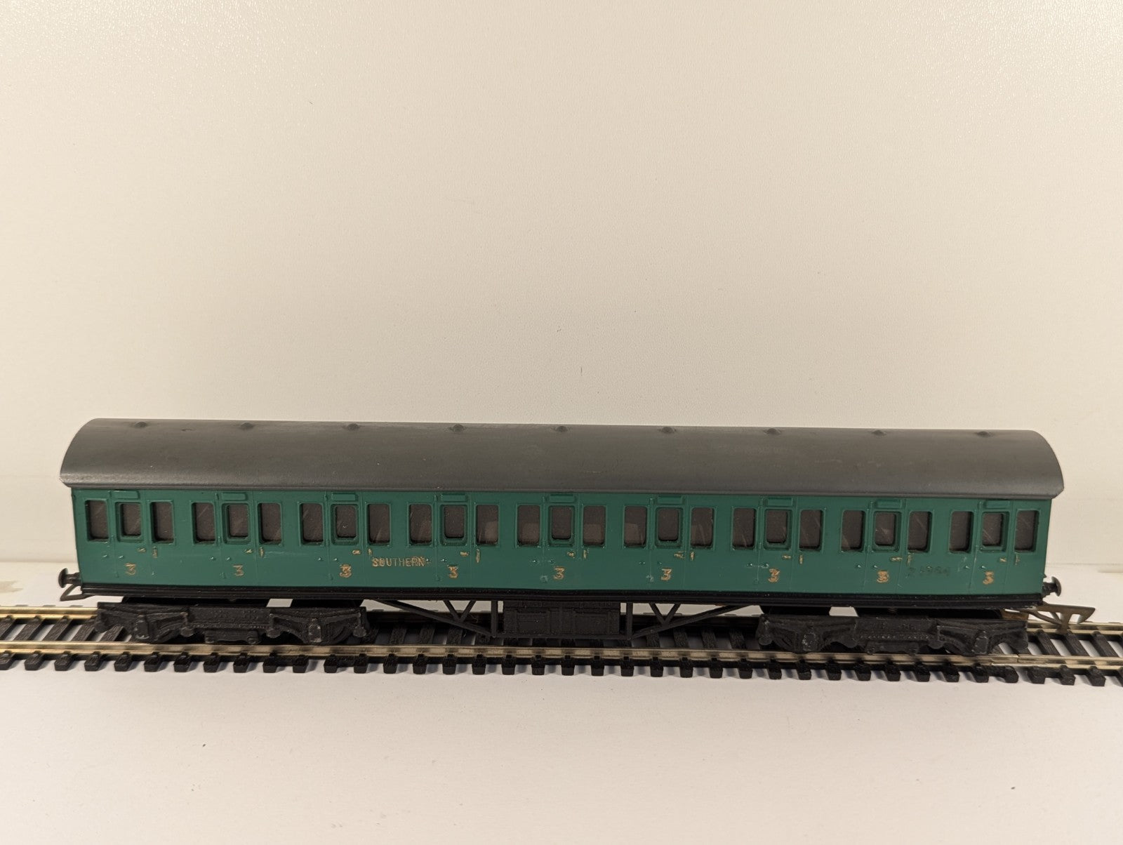 Graham Farish OO Gauge Southern Railway Green Third Class Coach Boxed