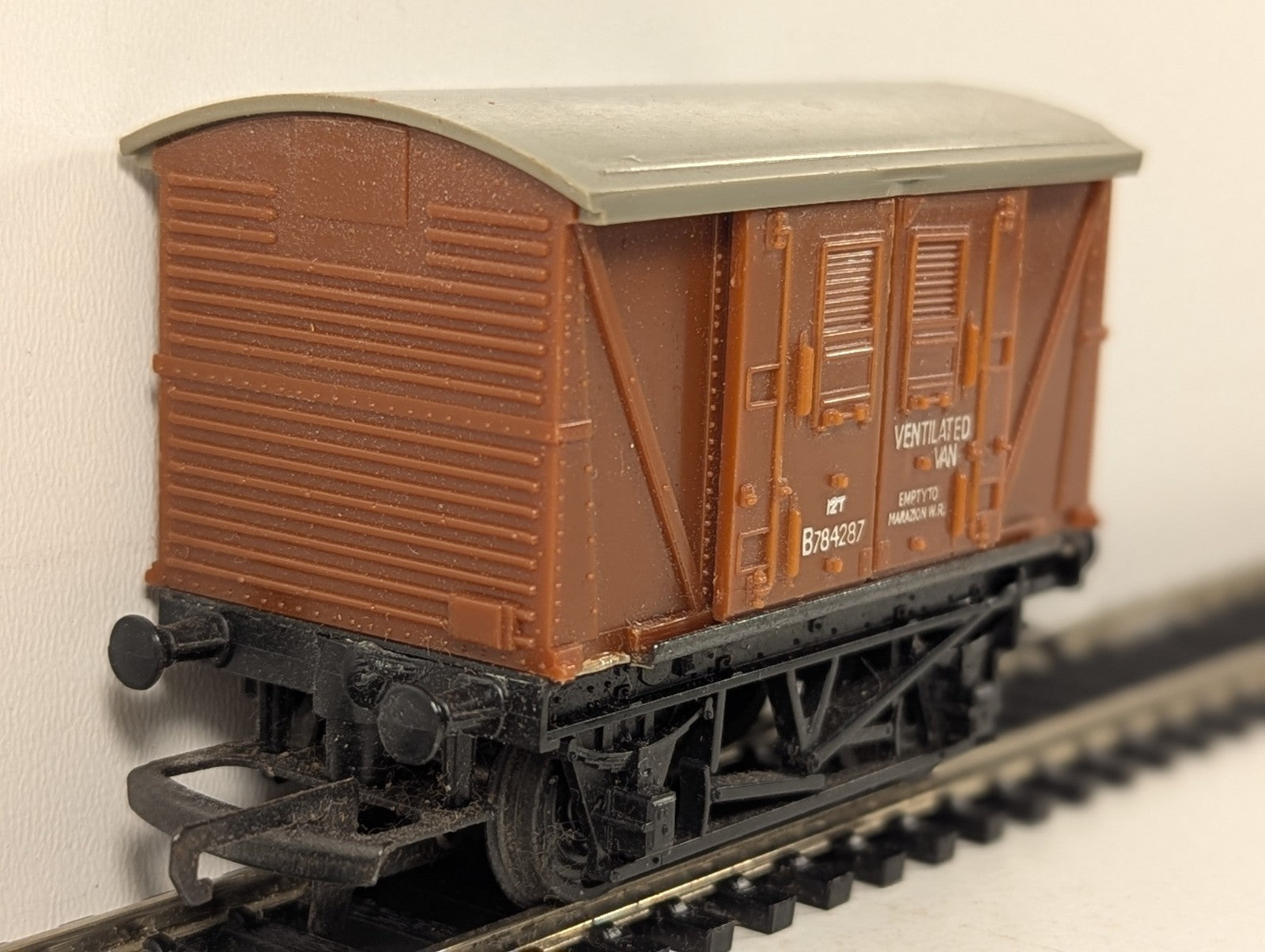 Hornby OO Gauge BR 12T Ventilated Van 'Marazion' Goods Wagon B78428