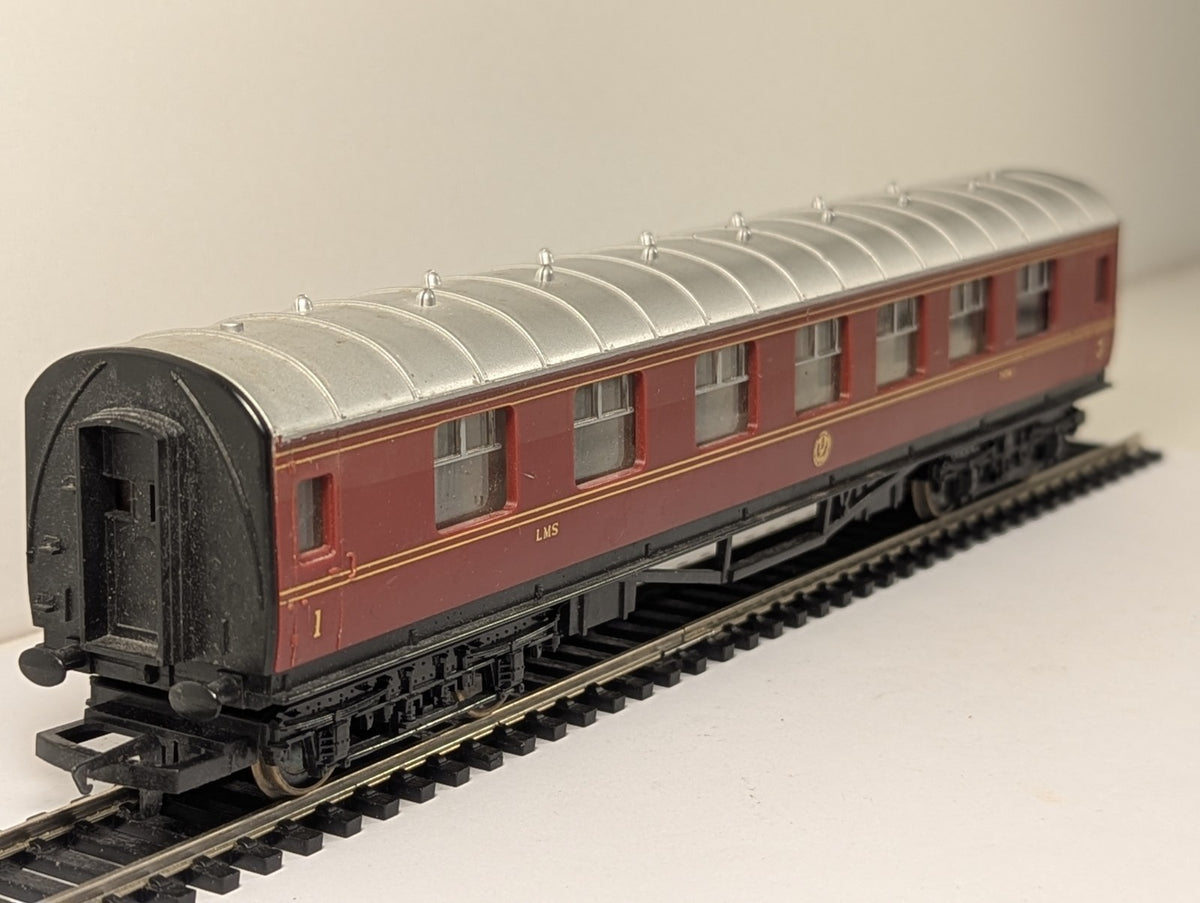 Hornby OO Gauge LMS Stanier Composite Coach 3934 Crimson Lake