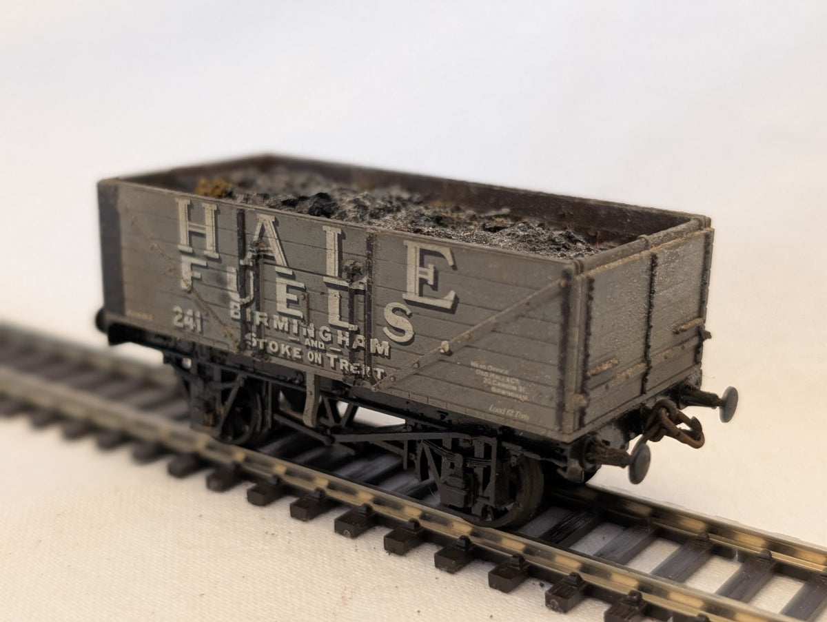 Airfix OO Gauge 7 Plank Wagon Hale Fuels Goods Wagon 241 Hale Fuels