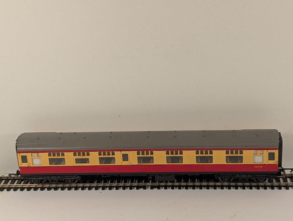 Tri-ang R626 BR Mk1 Composite Corridor Coach No. 15210 - Crimson & Cream