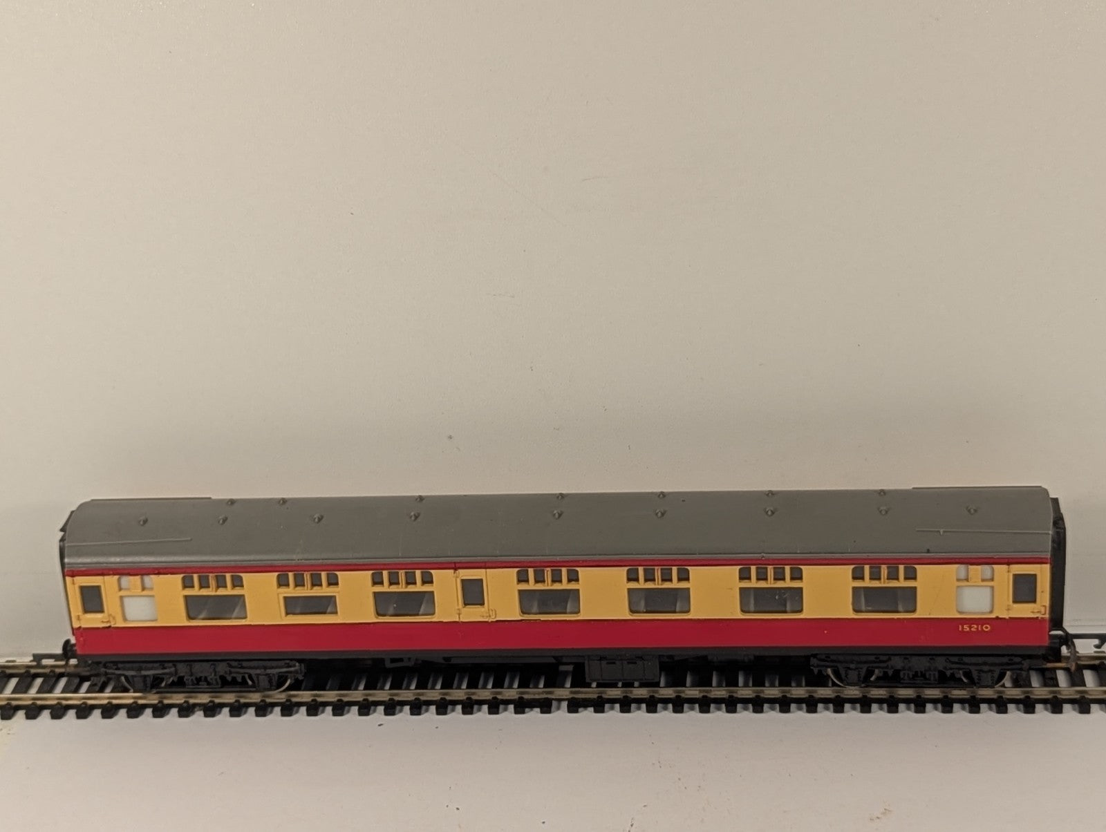 Tri-ang R626 BR Mk1 Composite Corridor Coach No. 15210 - Crimson & Cream