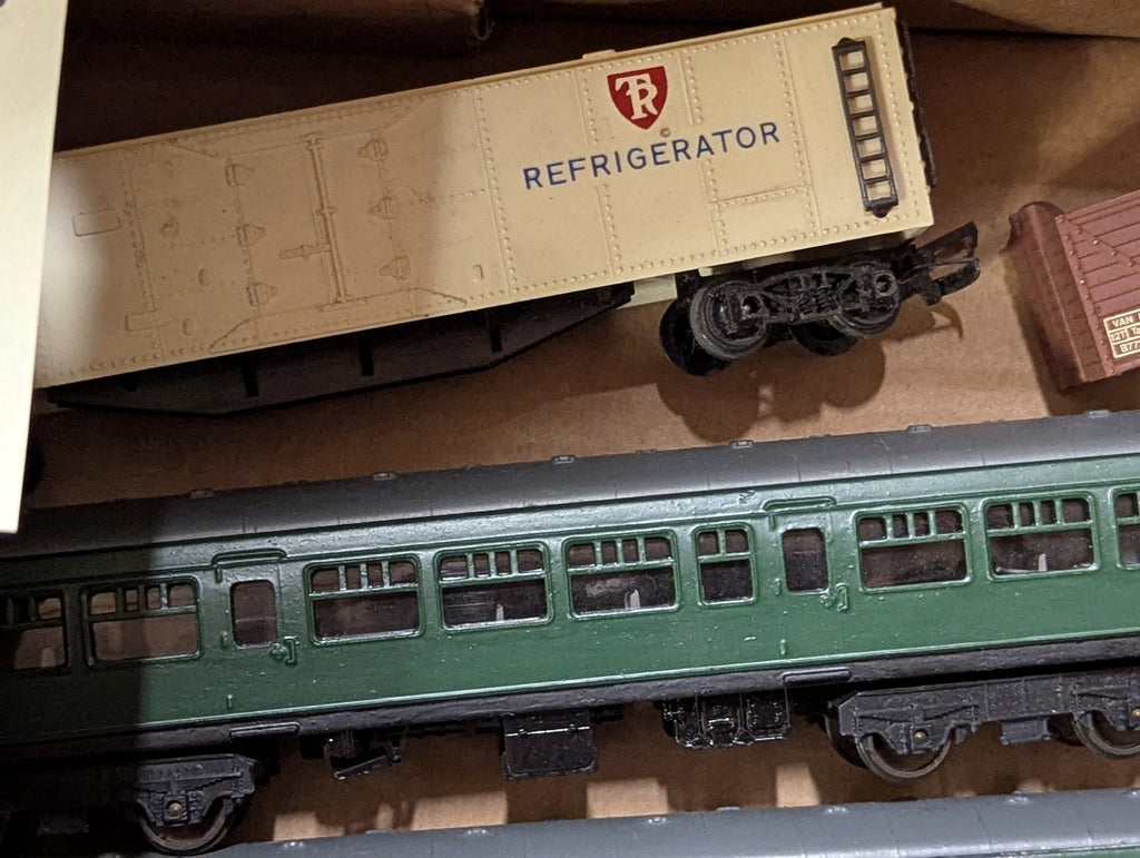 Tri-ang Hornby OO Gauge OO Gauge Coaches and Wagons Job Lot Mixed