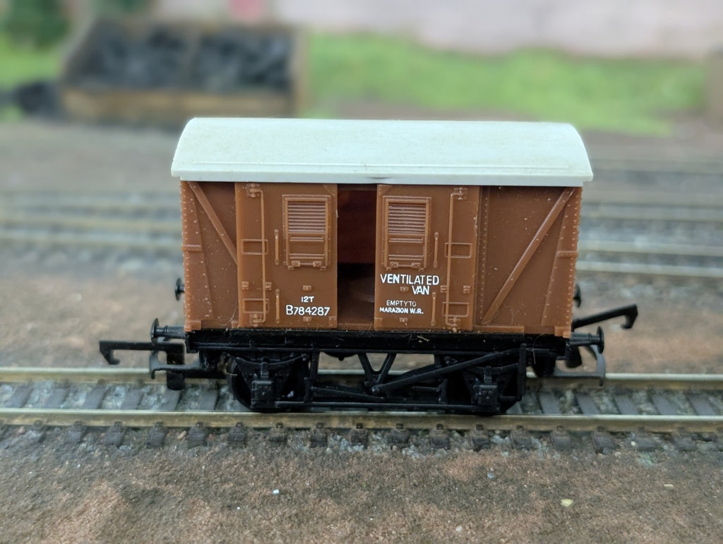 Tri-ang R11A OO Gauge BR 12 Ton Closed Van B784287 Bauxite