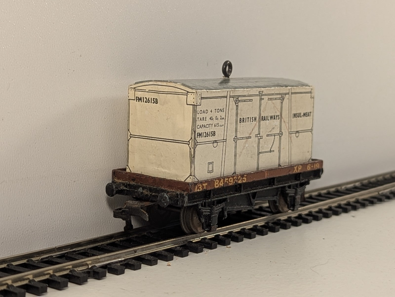 HornbyDublo 32088 OO Gauge Low-Sided Wagon with White Meat Container - Wrong Box