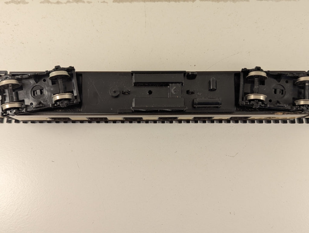 Hornby R223 OO Gauge Pullman First Class Parlour Car "Agatha"