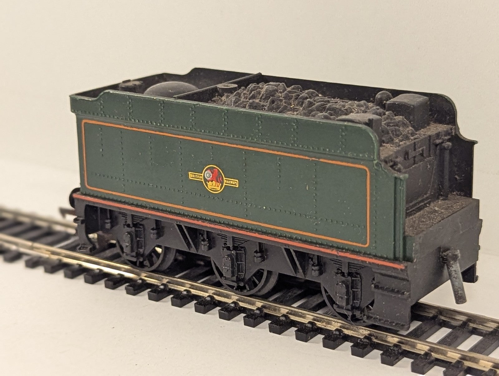 Hornby OO Gauge Fowler 3500 Gallon Tender BR Lined Green (Early Emblem)
