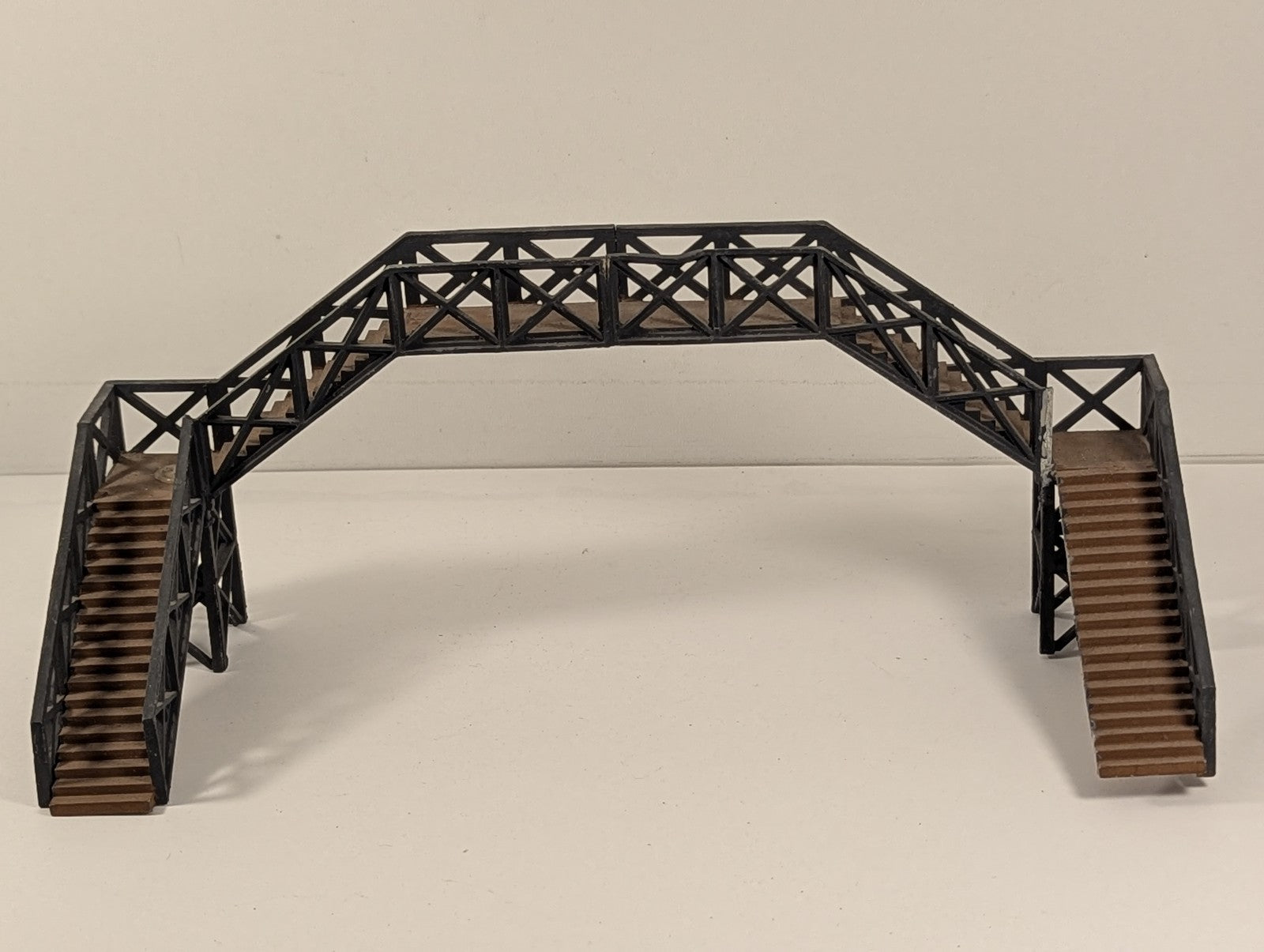 Hornby OO Gauge Station Footbridge Black and Brown R187