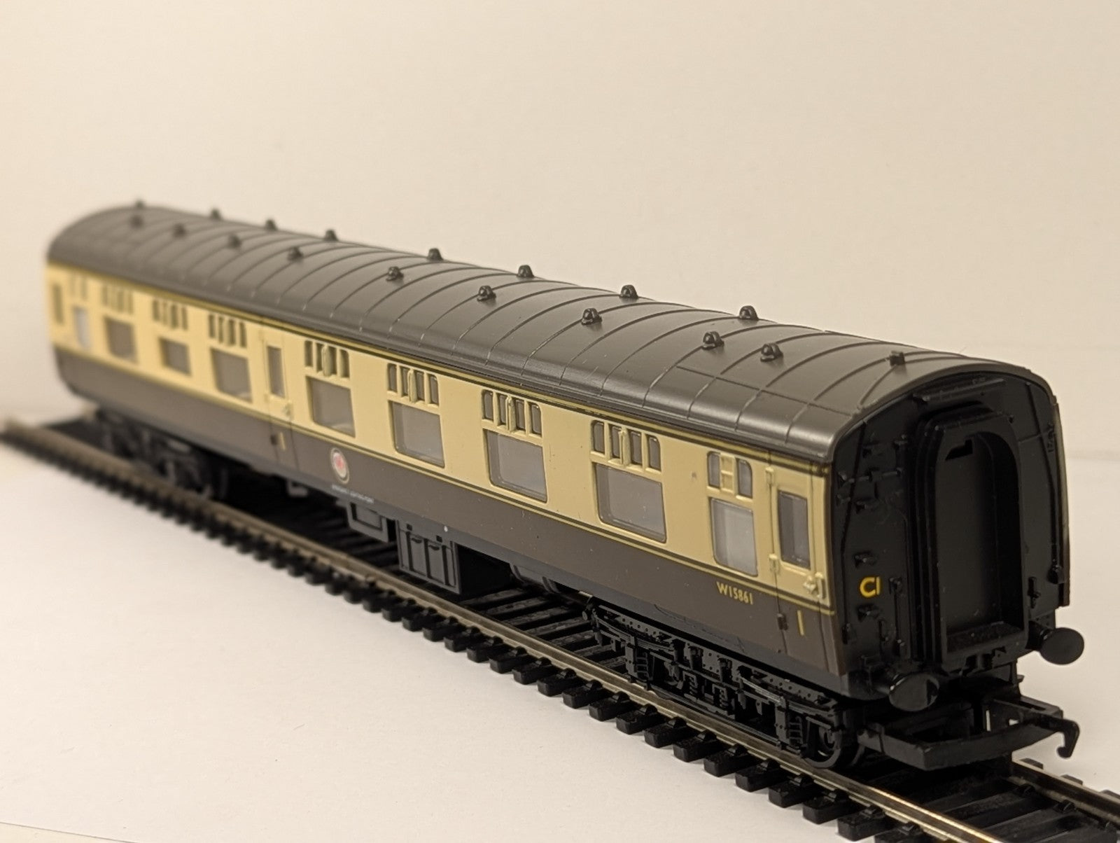 Hornby OO Gauge Hawksworth Corridor Third Passenger Coach W15861
