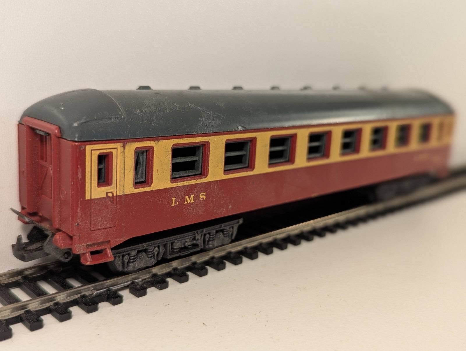 Lima HO Gauge LMS Red & Cream Passenger Coach