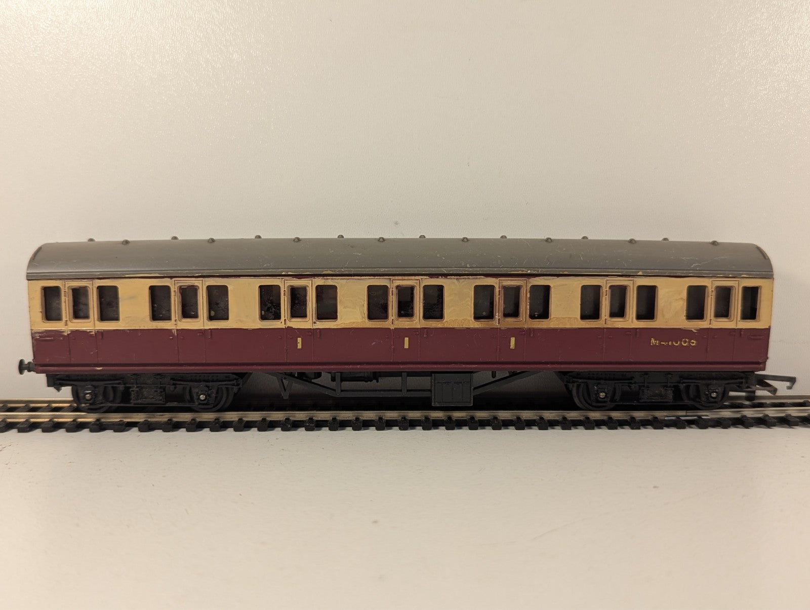 Tri-ang OO Gauge BR Suburban Corridor Coach - Missing Buffer & Coupler