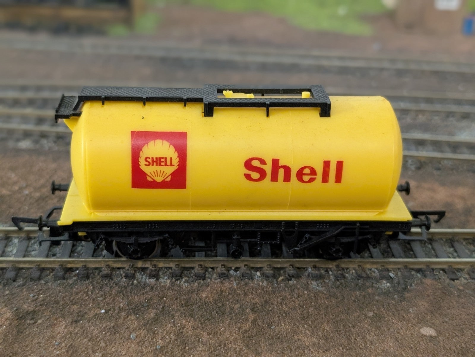 Hornby R227 OO Gauge Shell Tank Wagon