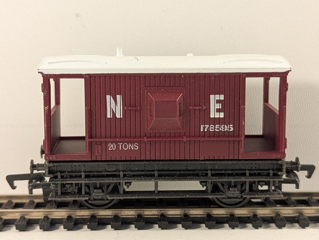 Mainline 37-140 LNER 20 Ton Brake Van OO Gauge