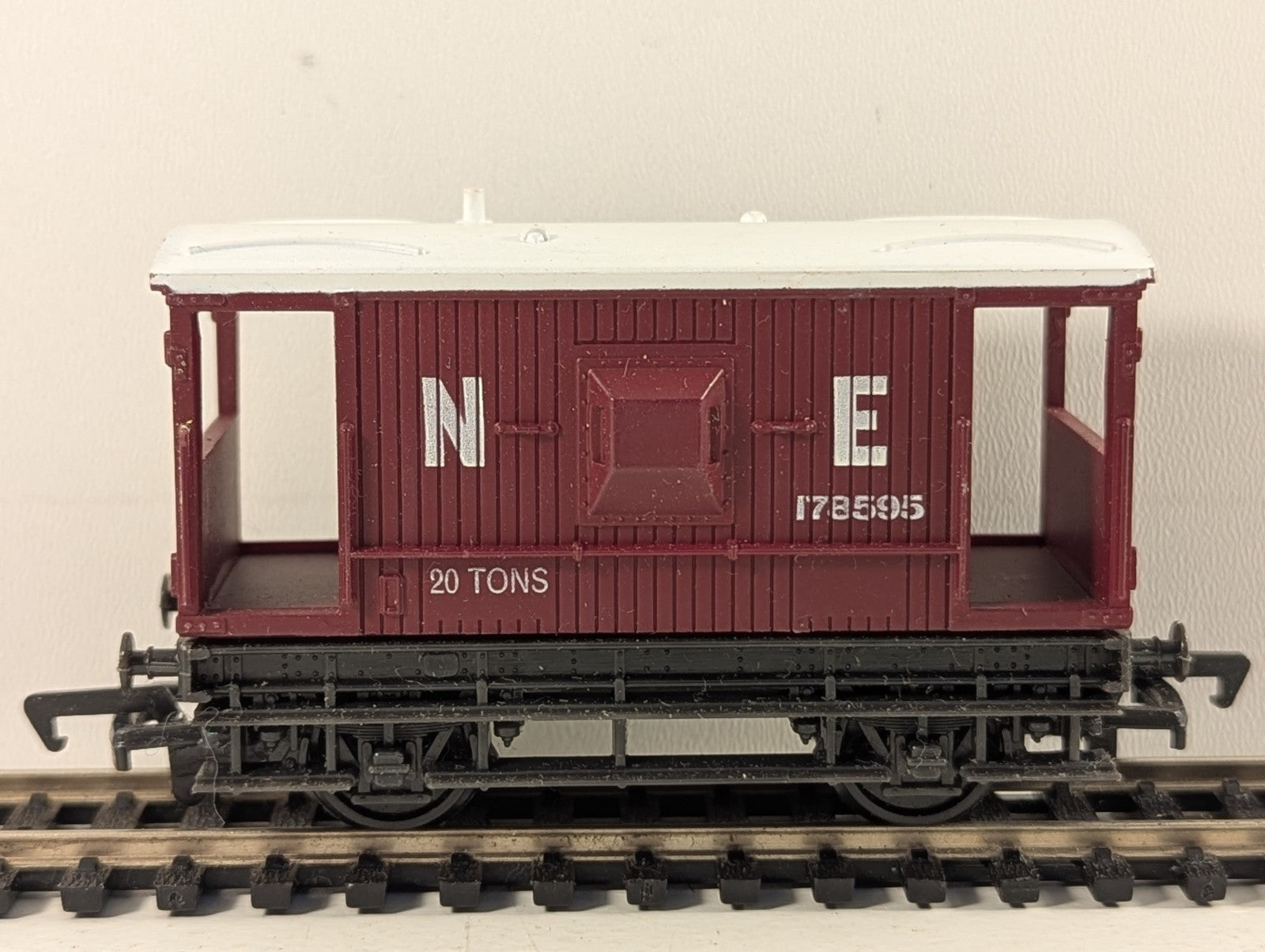Mainline 37-140 LNER 20 Ton Brake Van OO Gauge