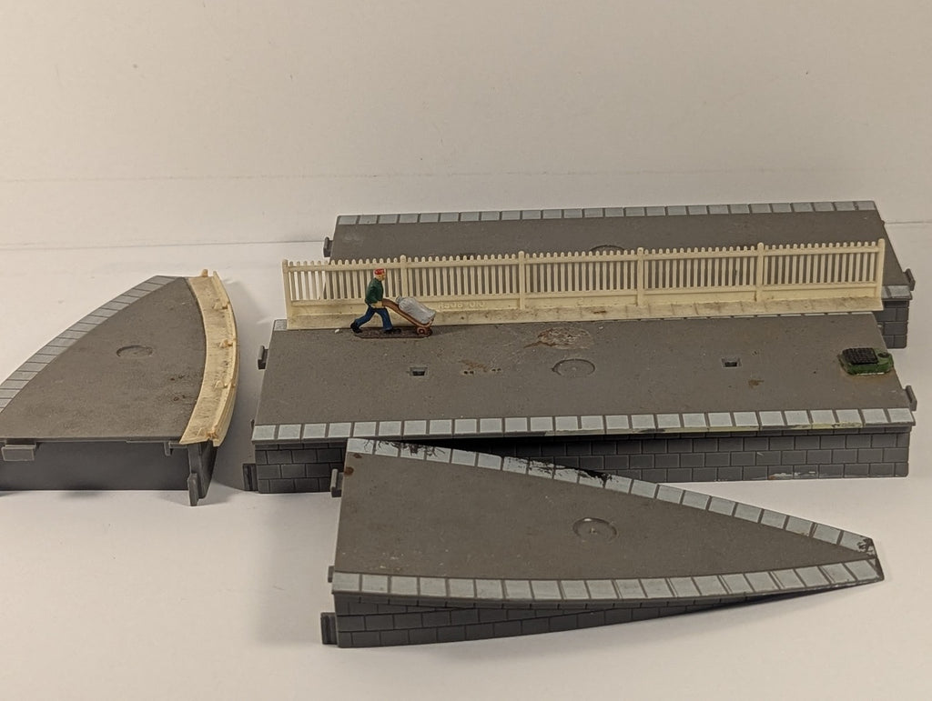 Hornby OO Gauge Station Platform Sections Grey & Brick