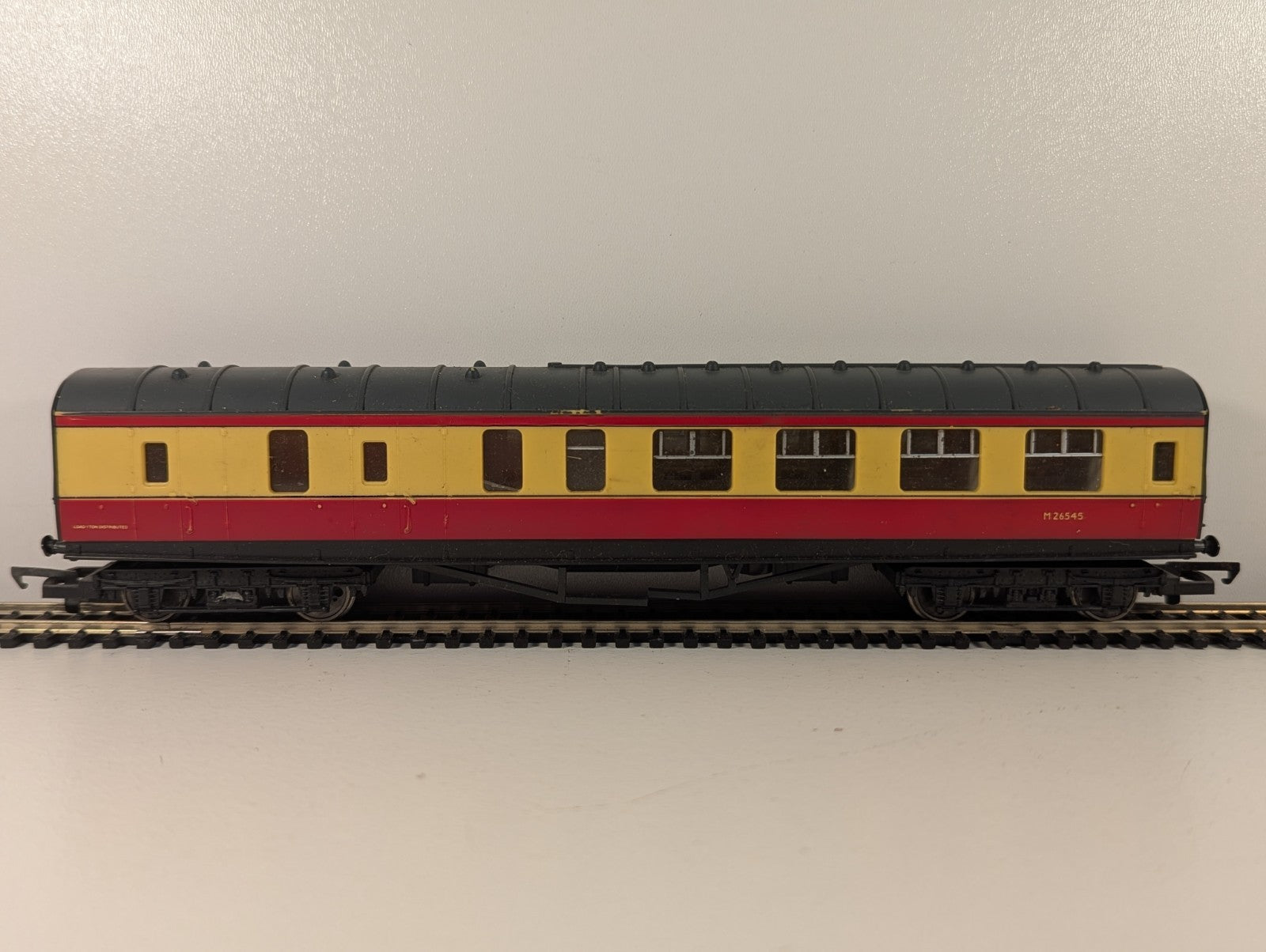 Hornby OO Gauge BR Stanier Brake Coach Red Cream