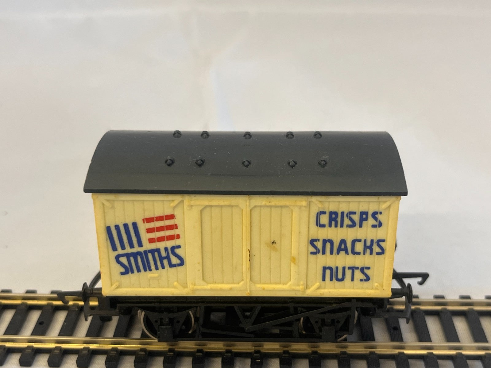 Hornby R135 OO Gauge Smiths Crisps Closed Van Wagon