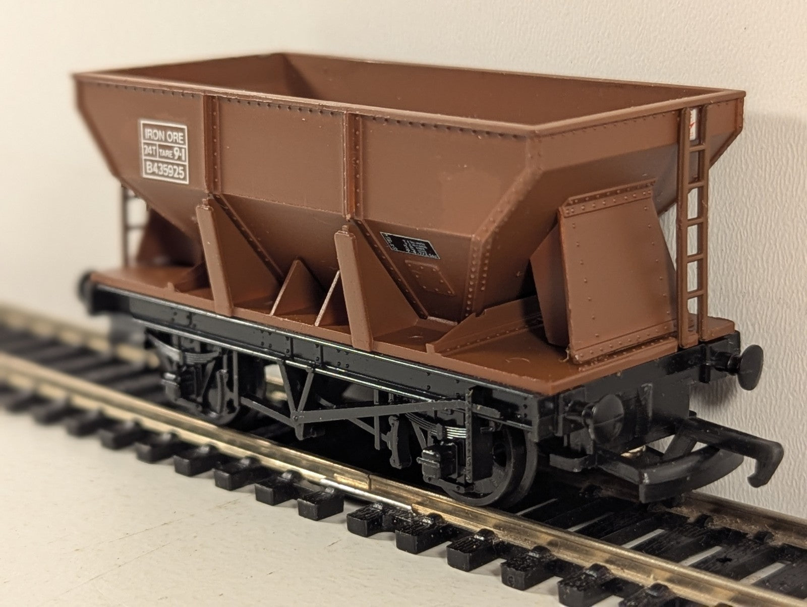 Mainline Railways 37-162 OO Gauge BR Brown Hopper Wagon - Boxed
